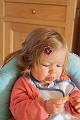 2013-12-14 Zelie mange du pain, les garcons decore le sapin 002